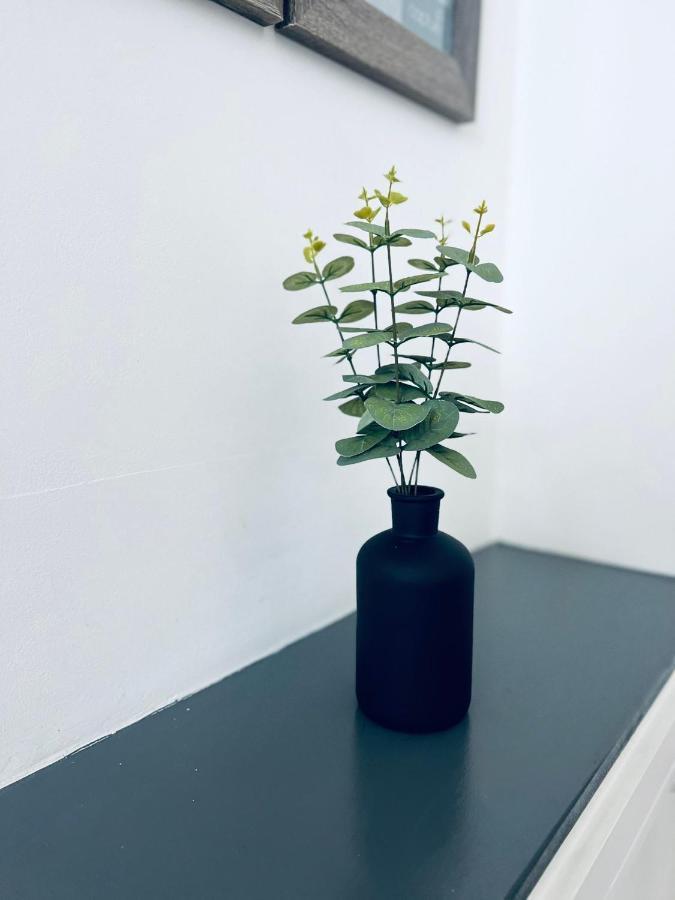 Burkhardt Hall- Parking Included- Sleeps 4 Apartment Swindon Ngoại thất bức ảnh