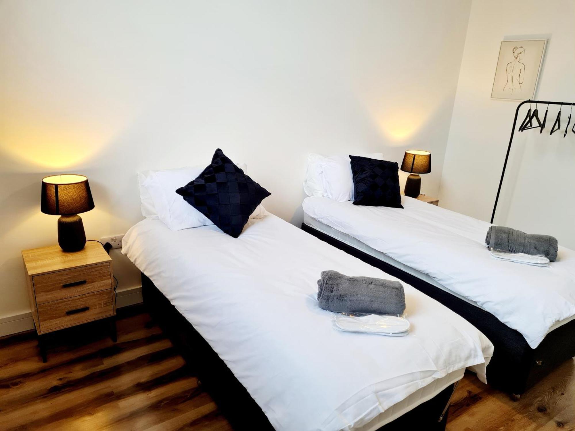 Burkhardt Hall- Parking Included- Sleeps 4 Apartment Swindon Ngoại thất bức ảnh