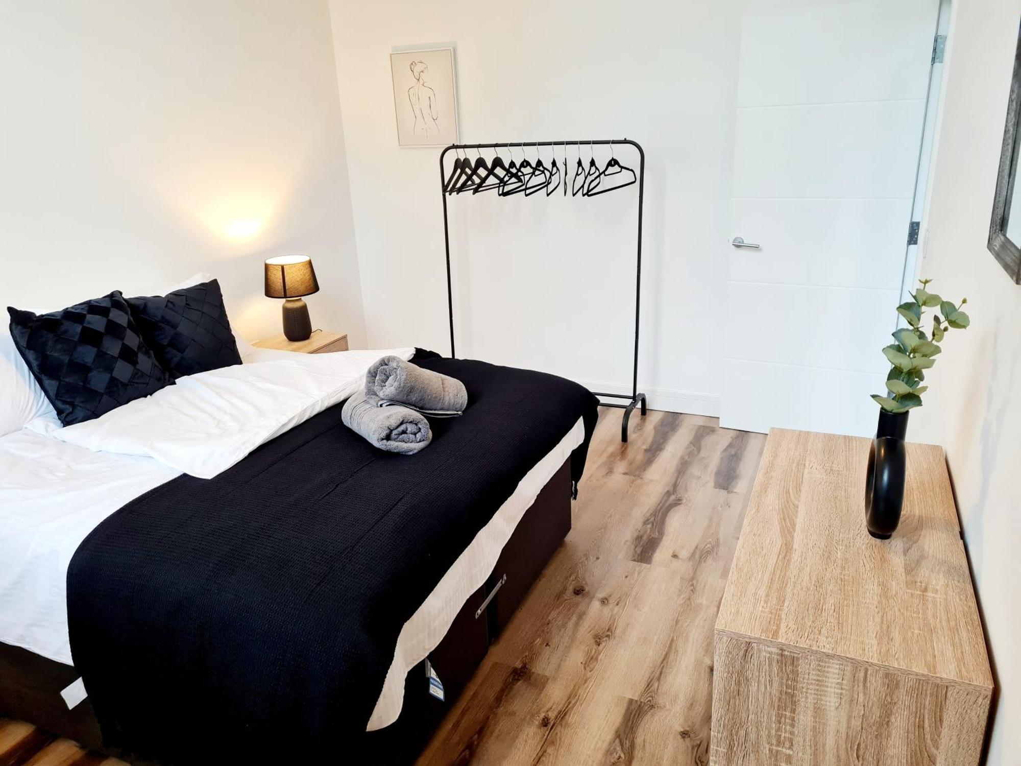 Burkhardt Hall- Parking Included- Sleeps 4 Apartment Swindon Ngoại thất bức ảnh